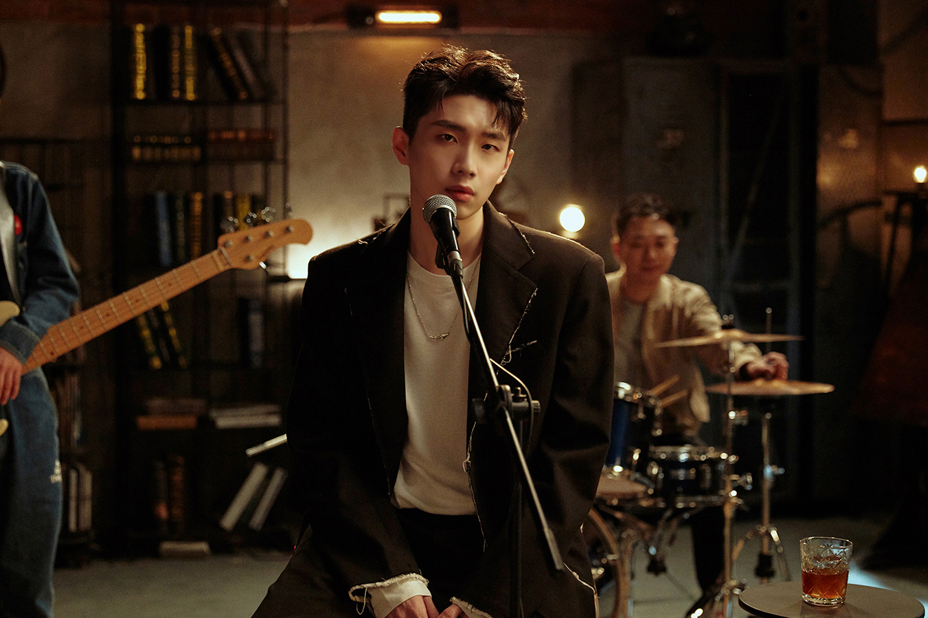 曹杨六月再推新歌《走散》 包揽词曲创作首次挑战手写mv歌词 __凤凰网