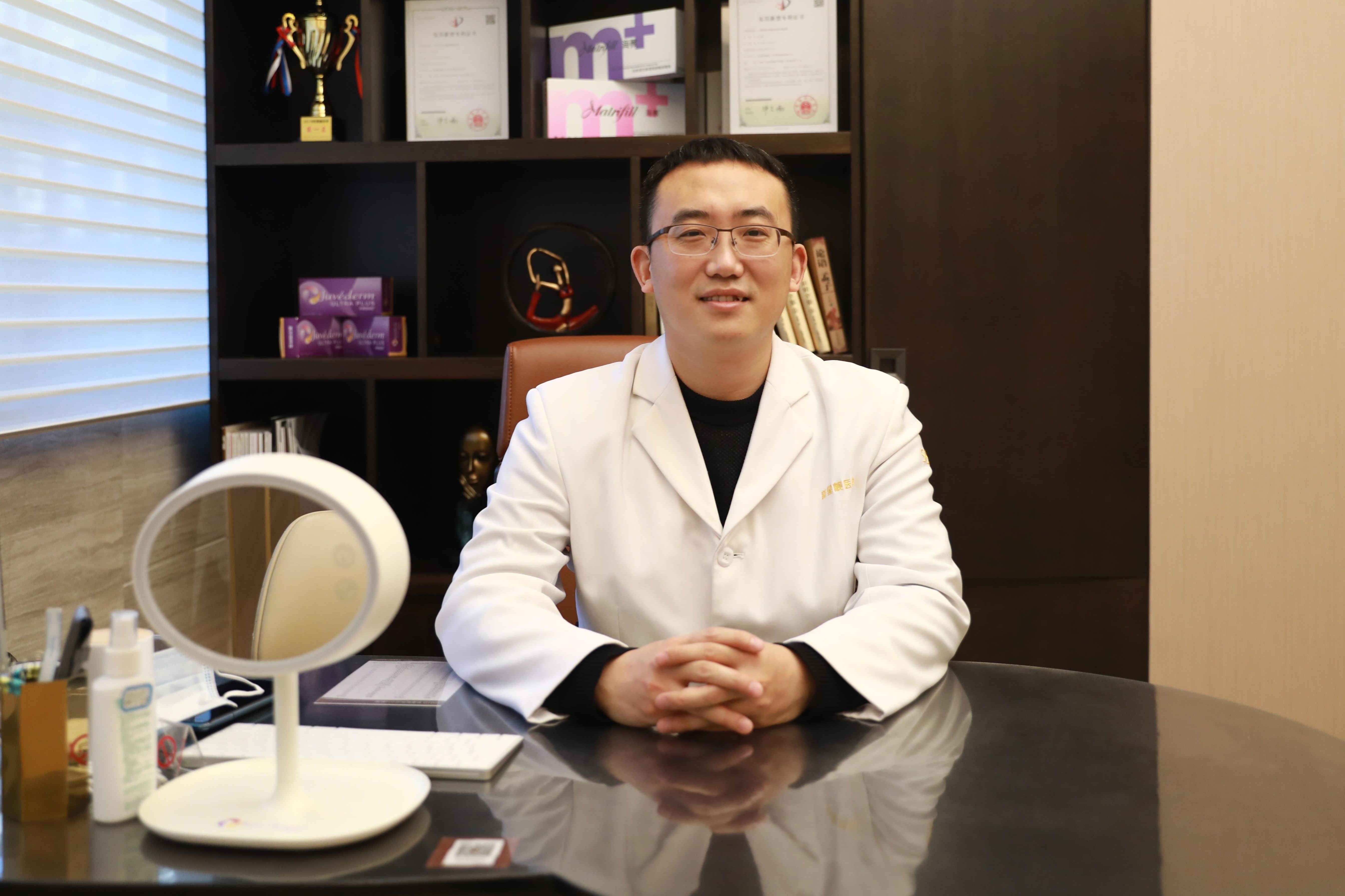 新星靓宫风勇 鼻头缩小手术容易增生吗?