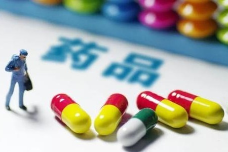 回答：肛瘘手术后伤口有分泌物可能由术后正常愈合过程、感染、局部刺激、伤口未完全闭合、淋巴液渗出等原因引起