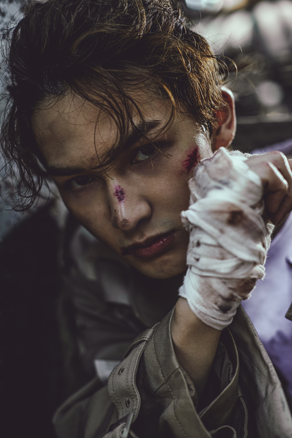 朱正廷战损妆写真曝光 酷飒有型展影视可塑性_品推资讯