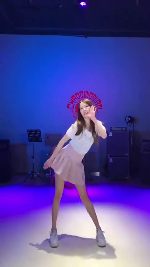 清纯美女舞蹈室跳舞,这舞姿好可爱!