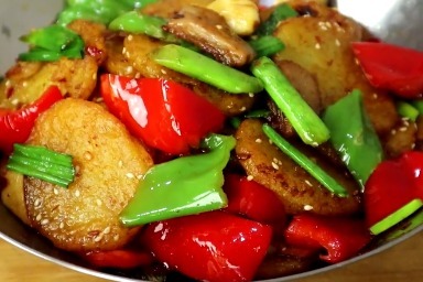 干锅土豆片正确做法，比红烧肉还香！