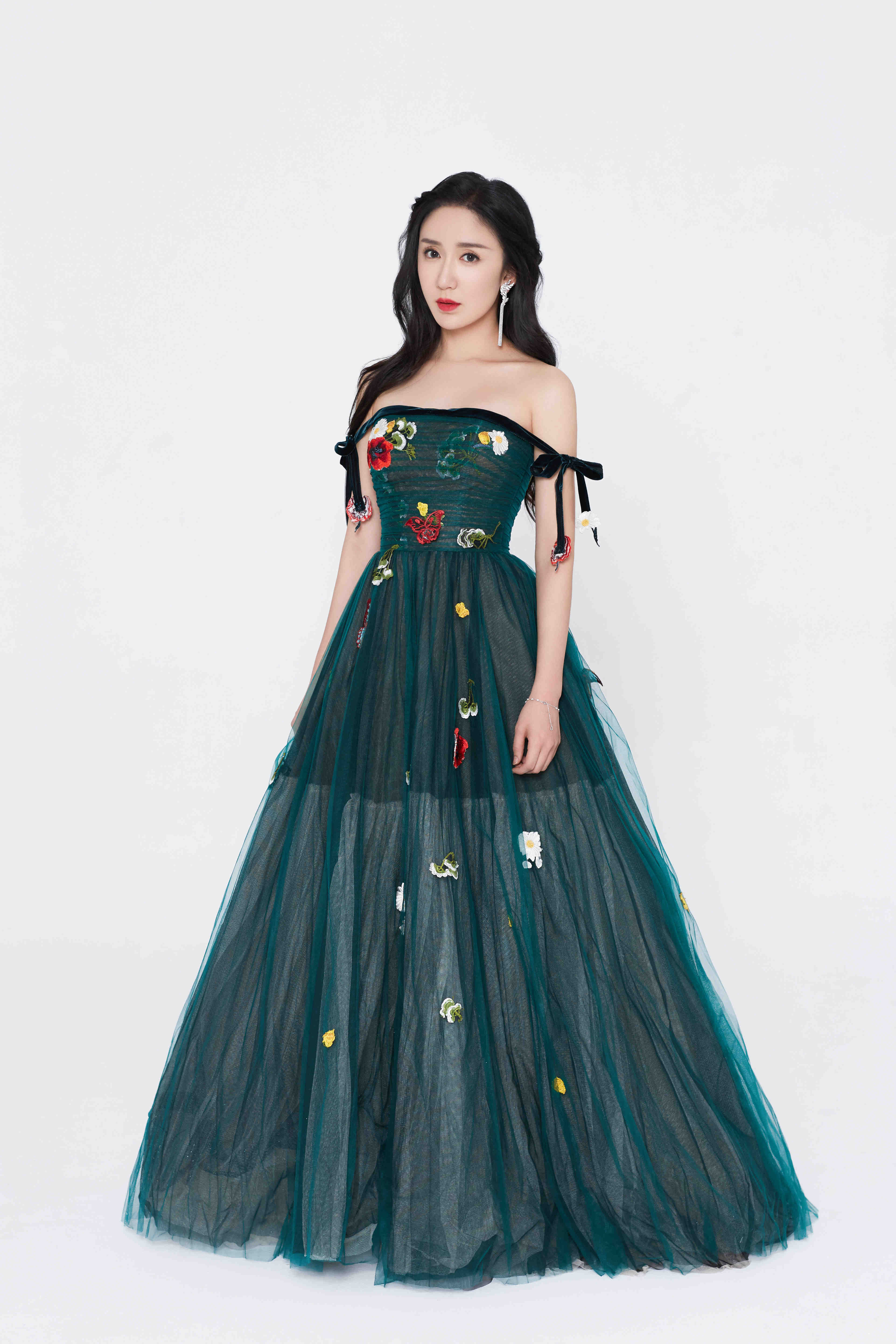 娄艺潇绿色礼裙似"森林公主" 大秀美丽锁骨