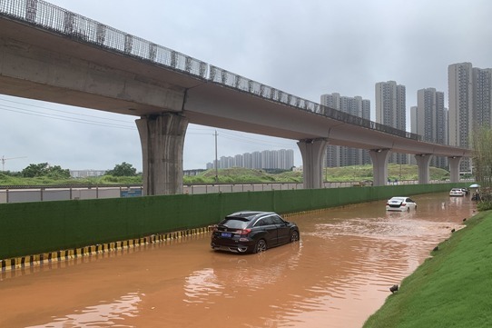 突降暴雨！南昌新建区多辆汽车被淹