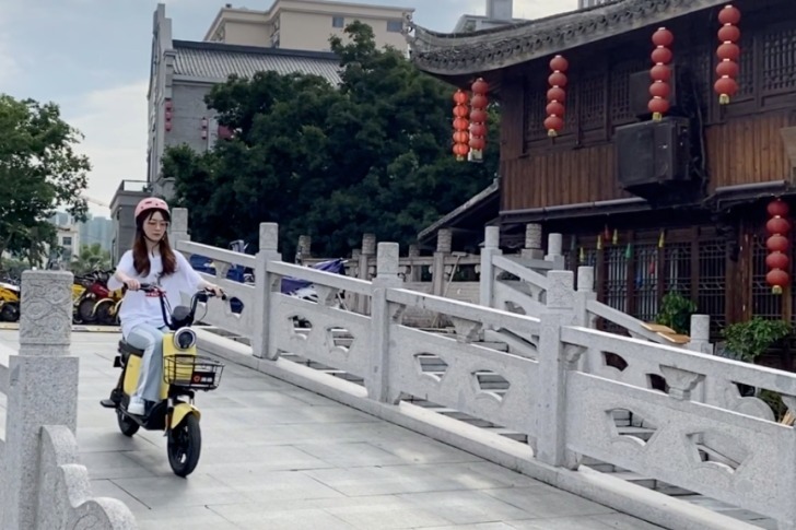 雅迪Q1电动车体验：6公里路程用了9%的电 可推进电梯带回家
