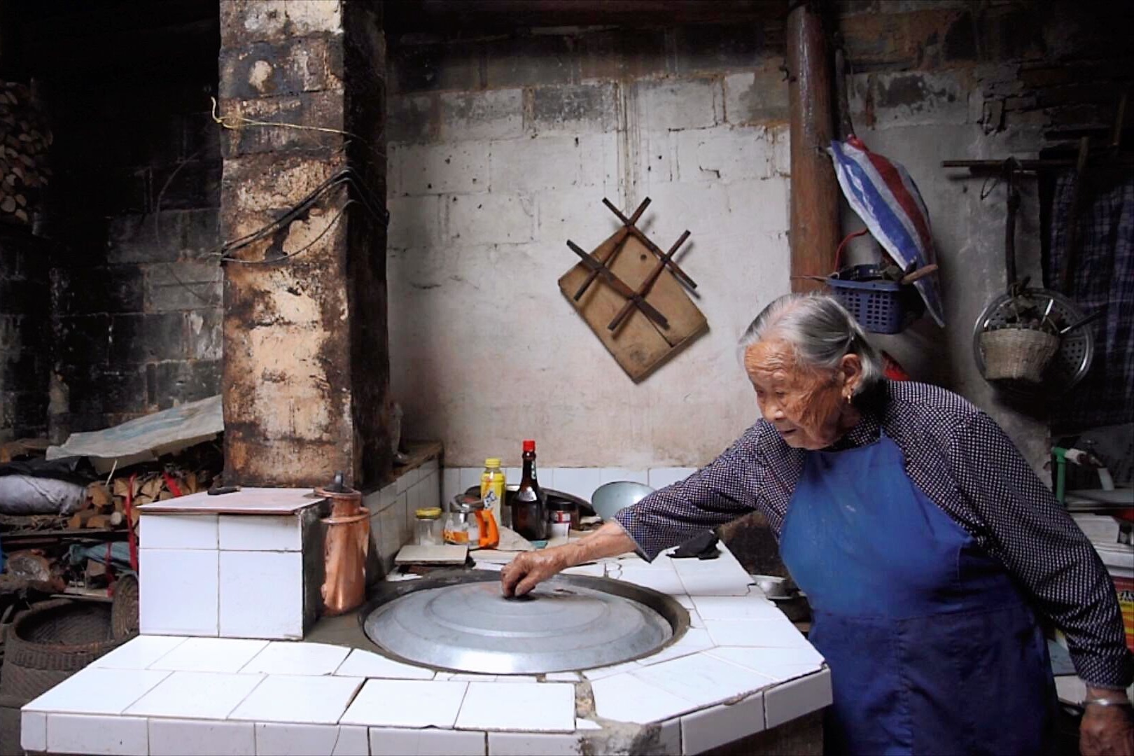 农村93岁老人爱做饭，铜锅坏了小伙帮忙修，看奶奶给小伙做啥吃的