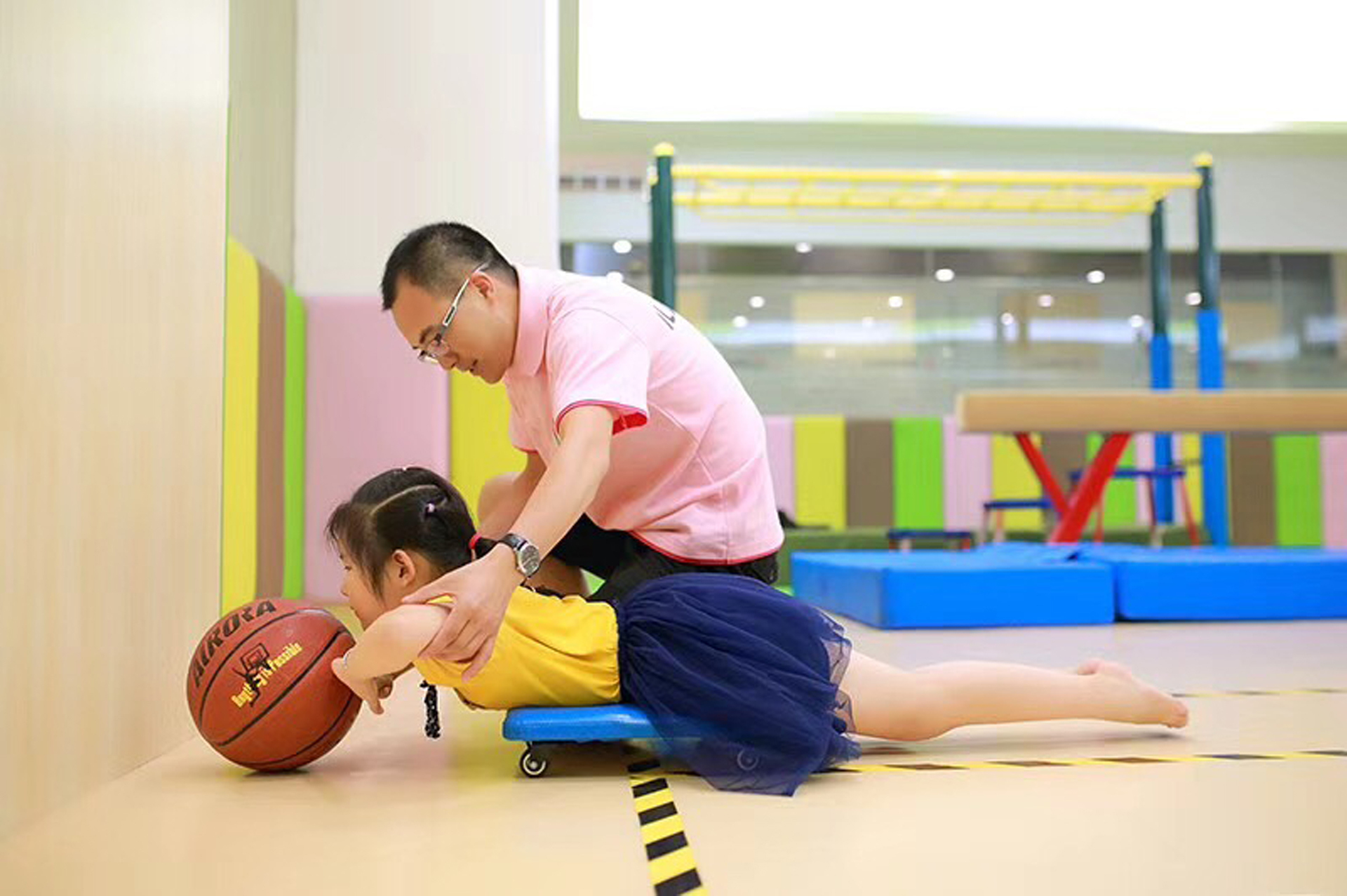 感统课的秘密:大滑板,趴地推球,羊角球,这些有什么用?__凤凰网