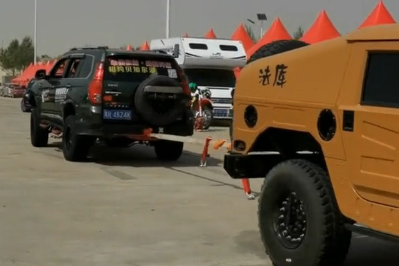 你没看错，哈弗h9是在比拔河，不是在救援