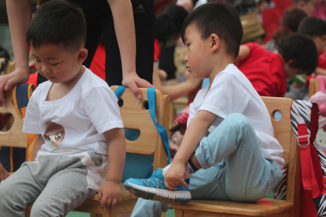 幼儿攻击性行为干预方法_幼儿园孩子人际关系问题_中班孩子不愿意上幼儿园怎么办