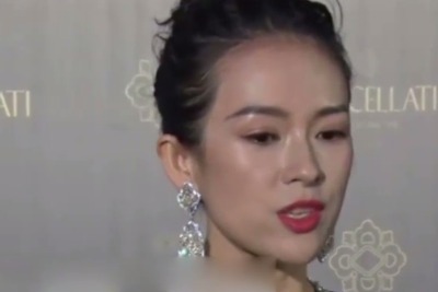 疑似再怀孕？章子怡带醒醒逛街，衣着宽松走路扶腰