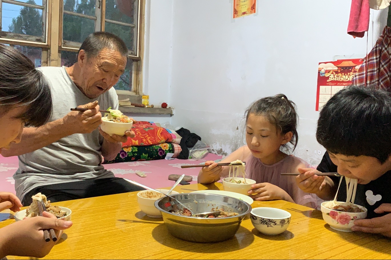 从院子摘点蔬菜，做个简单农家饭，满满一大盆，凉凉爽爽，好吃