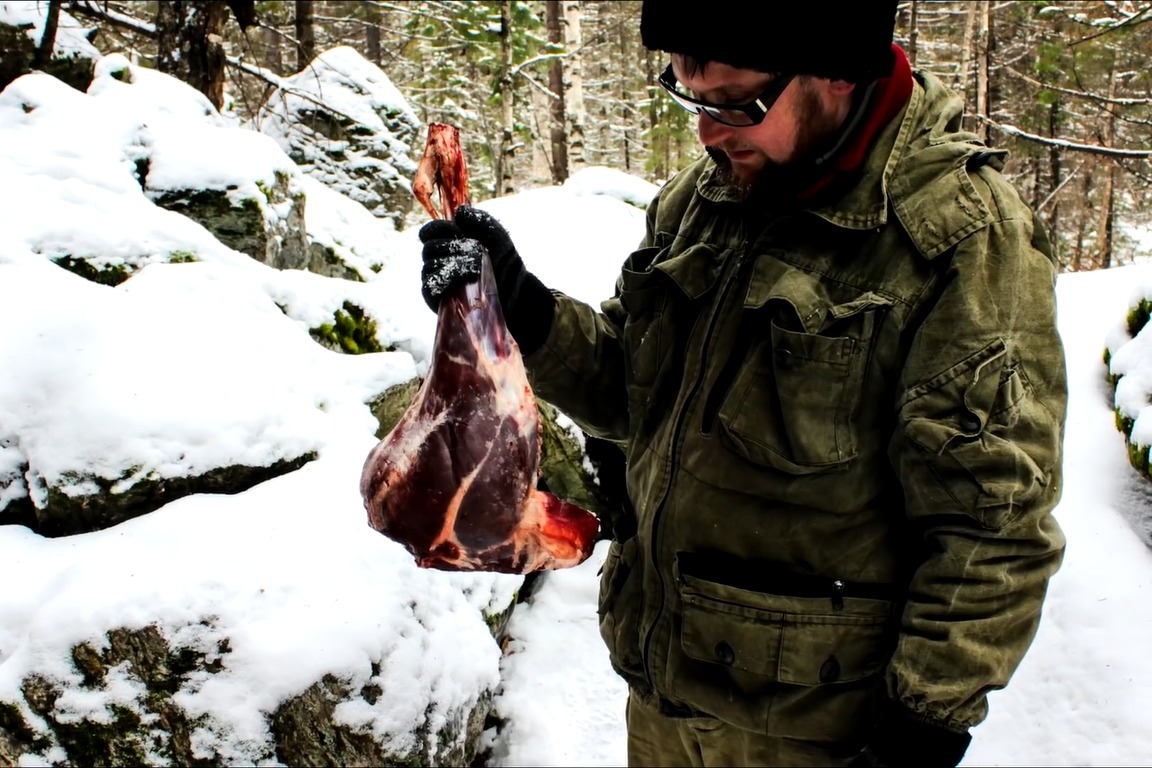 俄罗斯两兄弟,野外用天然烤箱烤熟鹿腿,吃起来是真香!