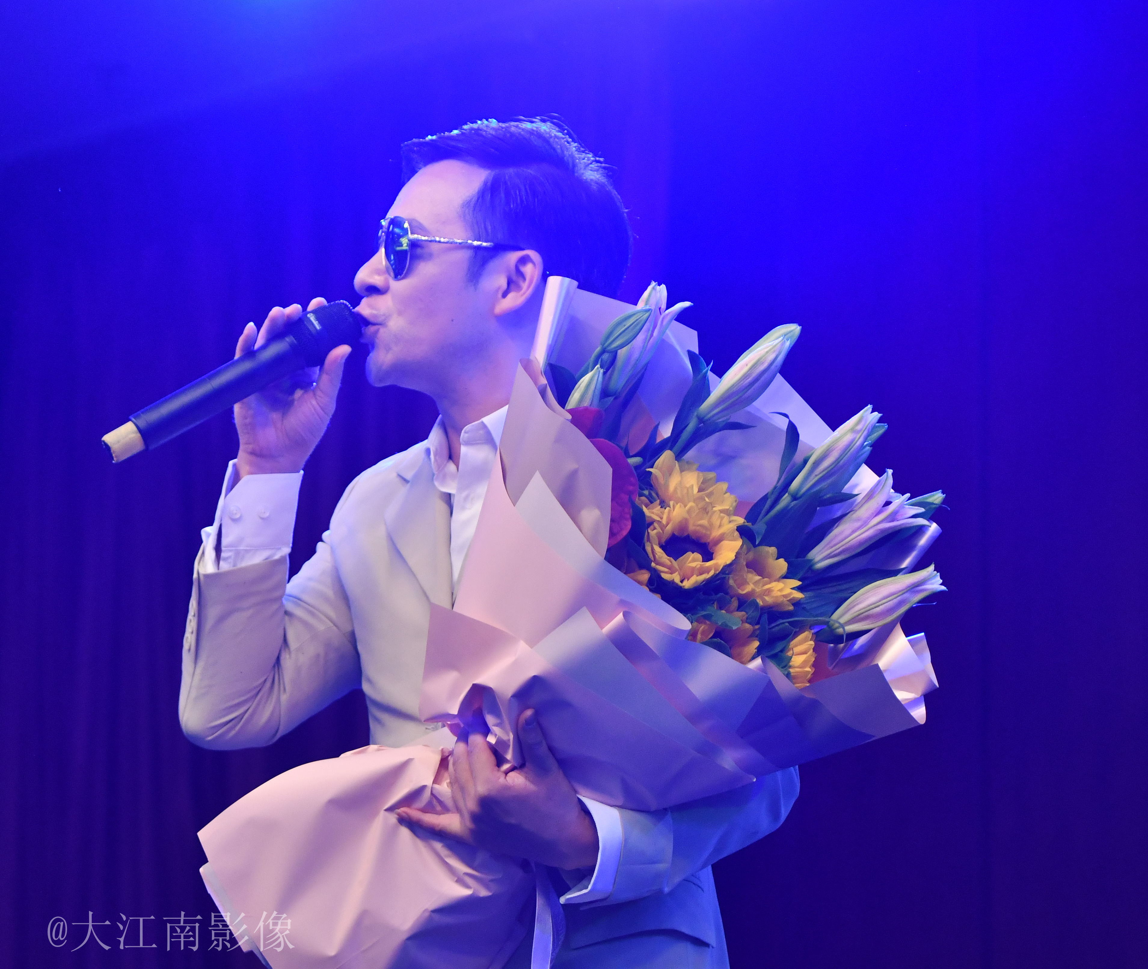 赵嘉伟在演唱