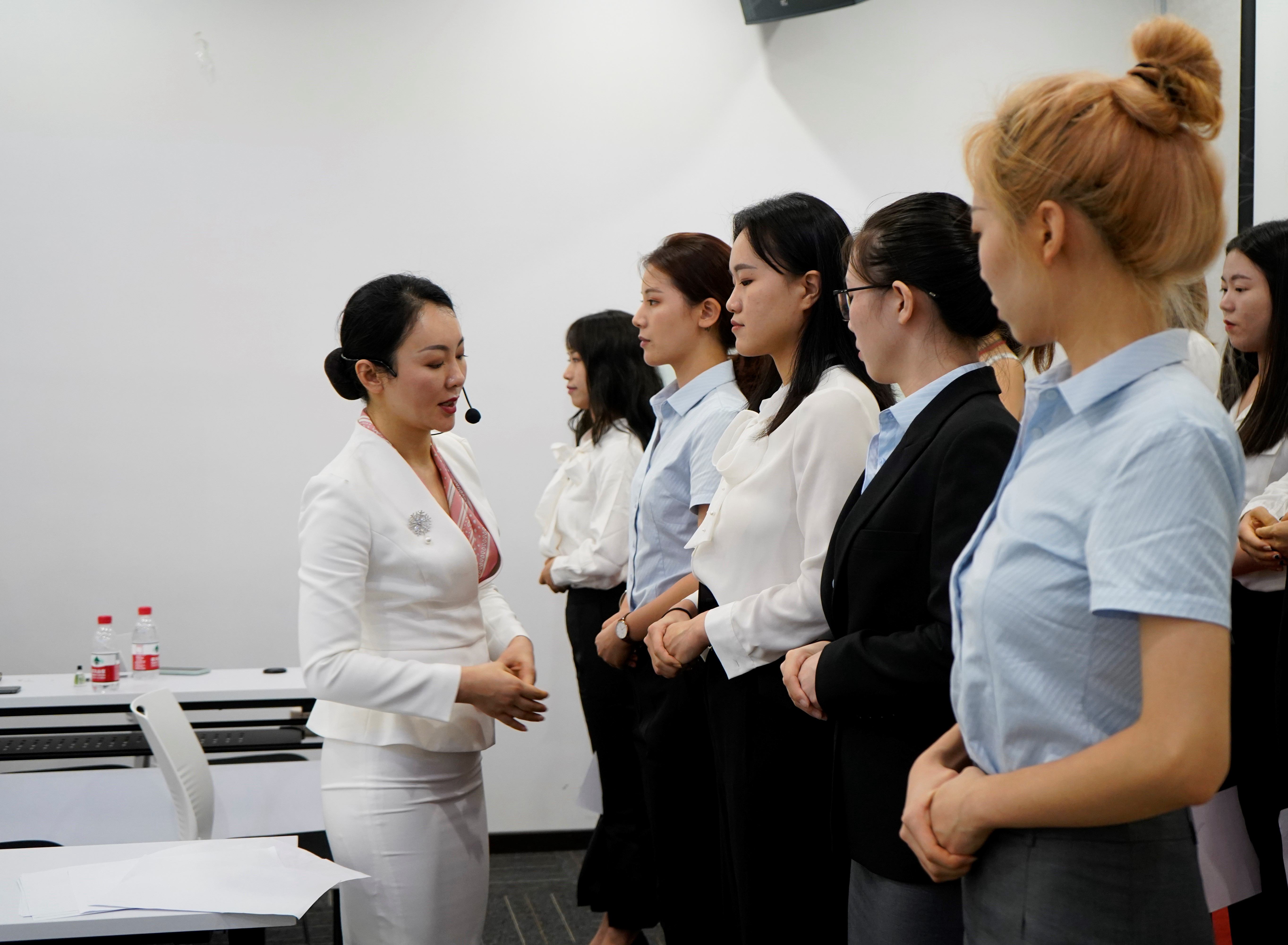 引力空间举办职场商务礼仪培训 遇见最美的自己