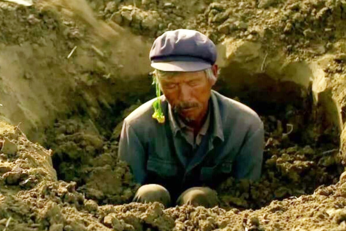 老人不愿死后被火化，就让孙子挖好一个坑，将自己活埋了