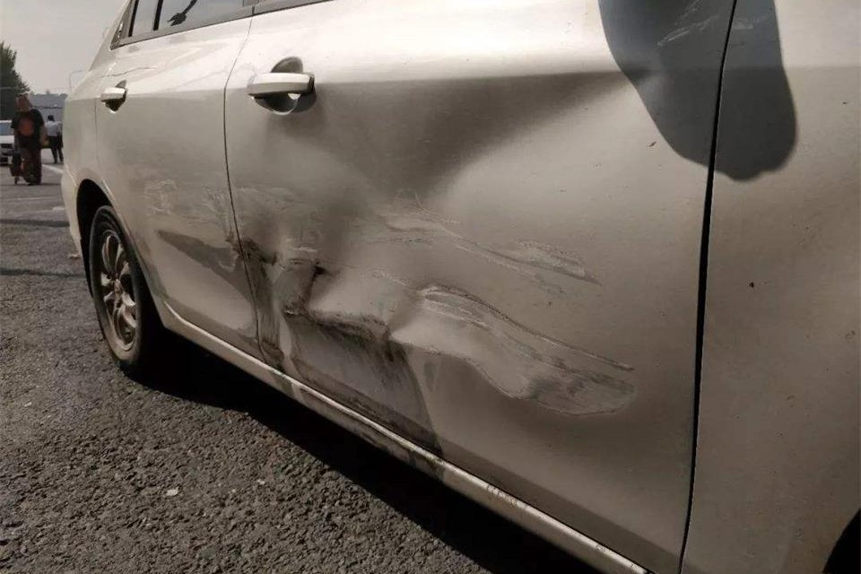 车门被撞坏了到底是修还是换?有这几种情况,避免被坑最好还是修