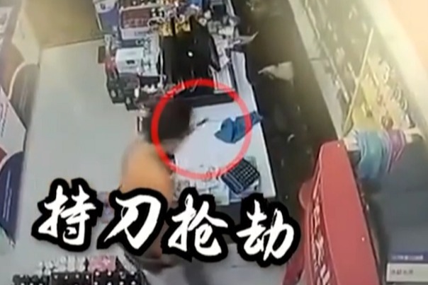 男子持刀抢劫便利店，反被店员用酒瓶撂倒…警方通报：正当防卫！