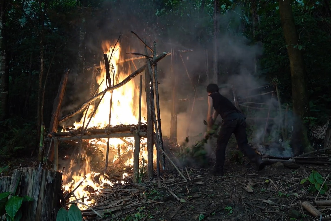 丛林生存辛苦搭建的庇护所失火了看大叔这一脸生无可恋的表情