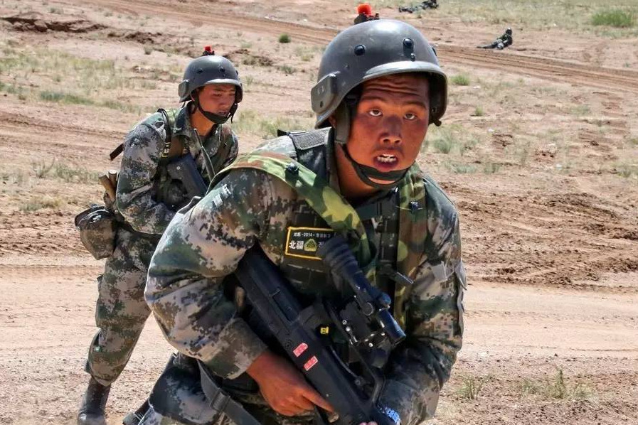 朱日和慘案,強行軍200公里遭空襲,紅軍政委含淚控訴滿廣志開掛