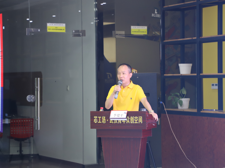 随后武汉道森媒体股份有限公司董事长杨皆红代表爱心企业登台致辞