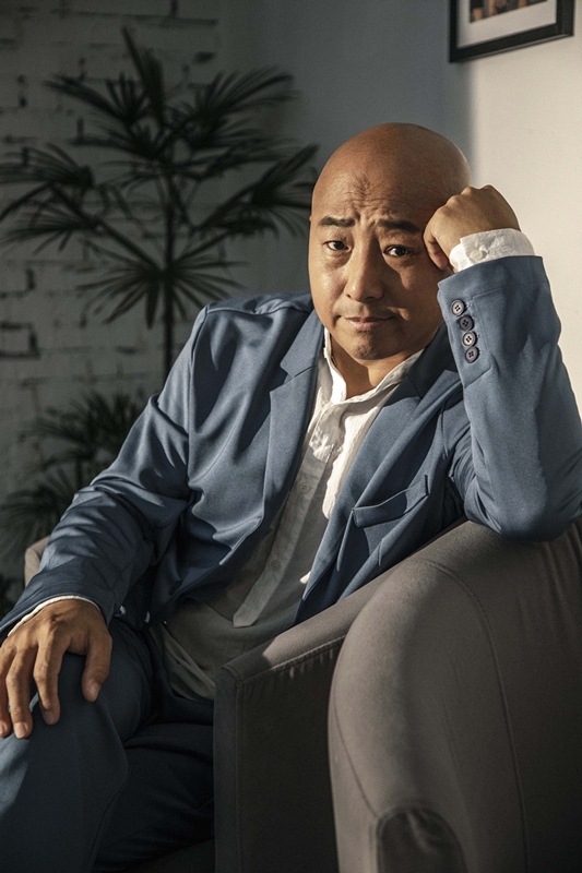 周晓鸥西装大片来袭 一展绅士魅力