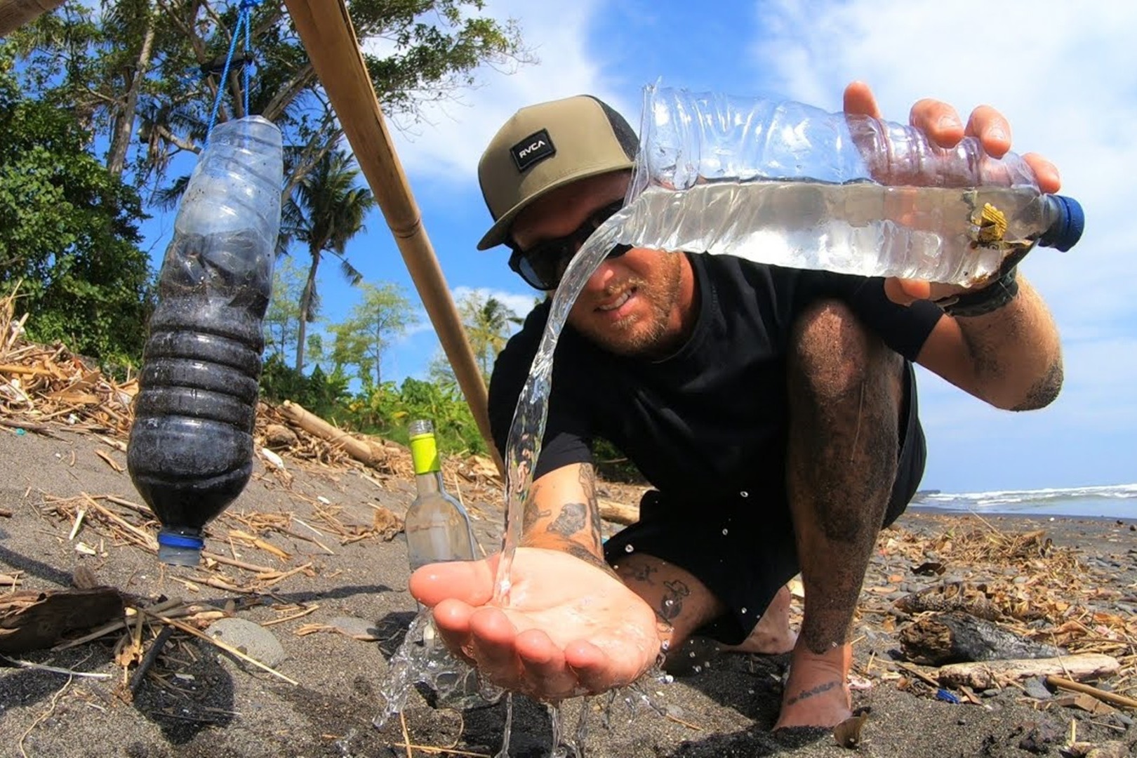 男子荒岛生存如何使用木炭过滤饮用水你学会了吗