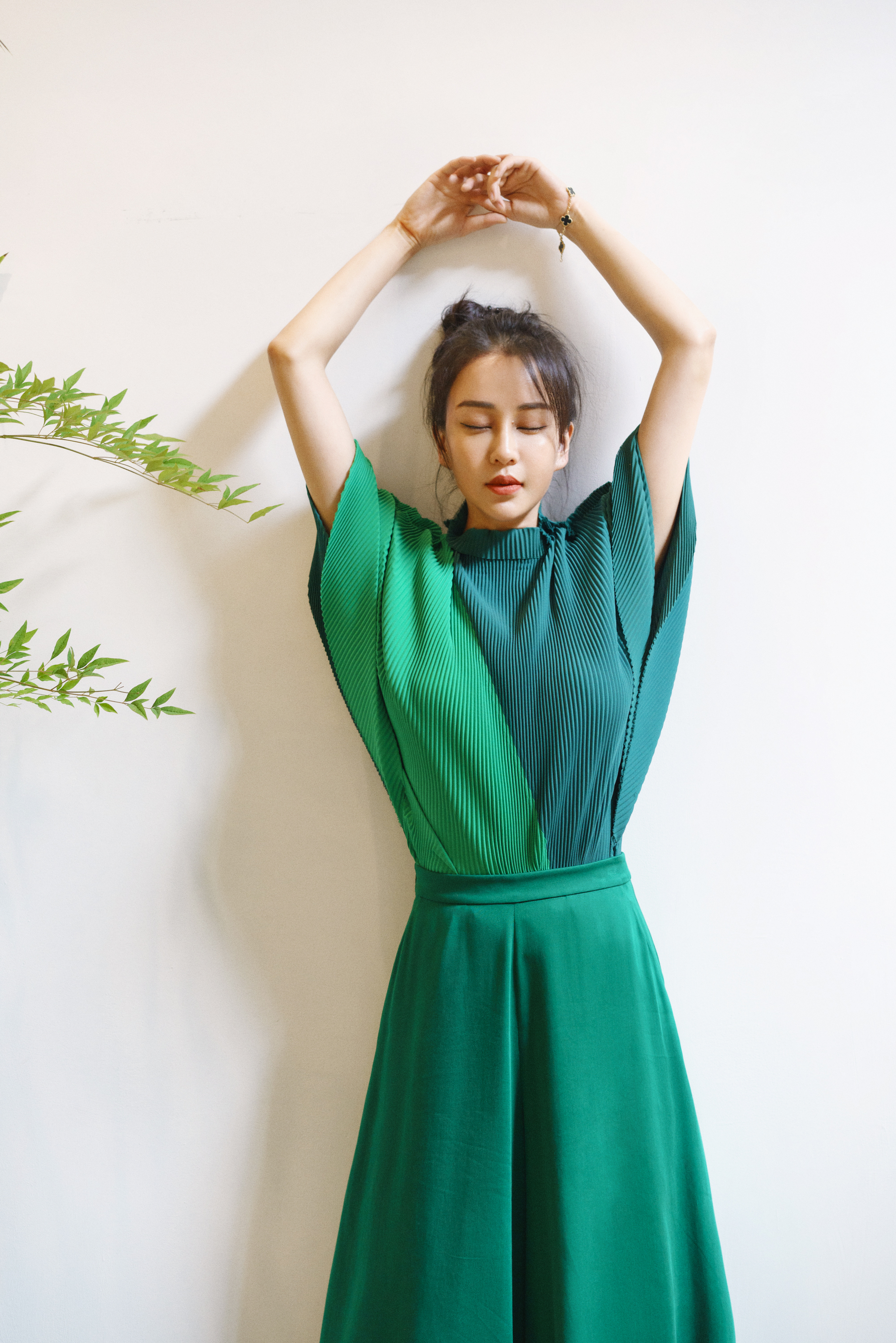 打开凤凰新闻,查看更多高清图片近日,演员母其弥雅曝光一组时尚大片.