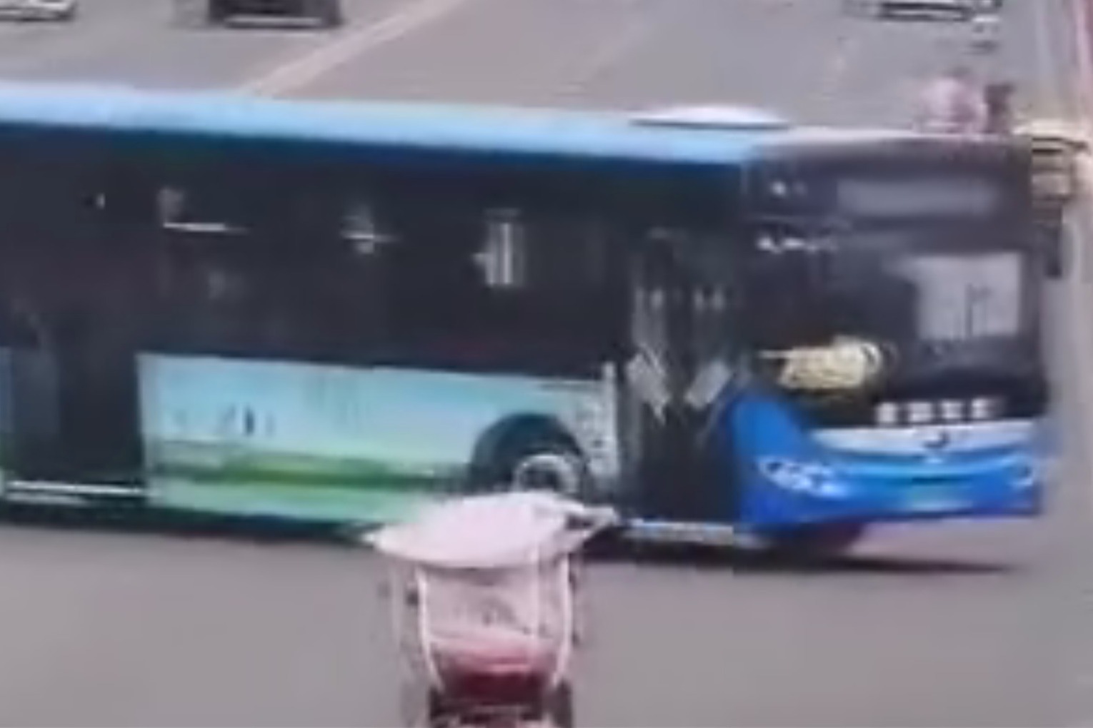 贵州落水公交车出事前50秒监控曝光！行驶状态异常 事故瞬间发生