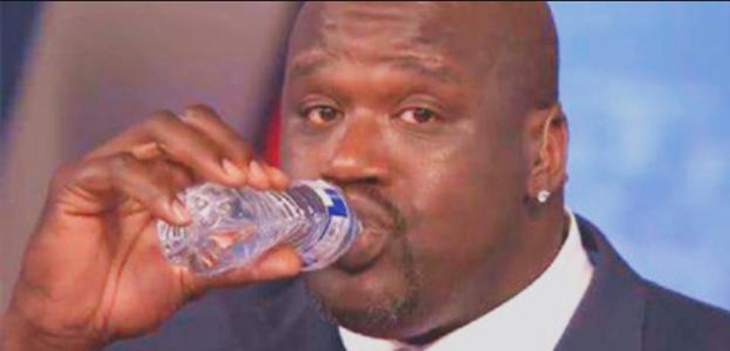 奥尼尔喝水的这张图相信很多人都曾看过,原本挺大的一瓶矿泉水,在