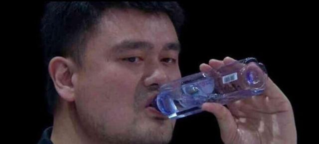 奥尼尔喝水的这张图相信很多人都曾看过,原本挺大的一瓶矿泉水,在