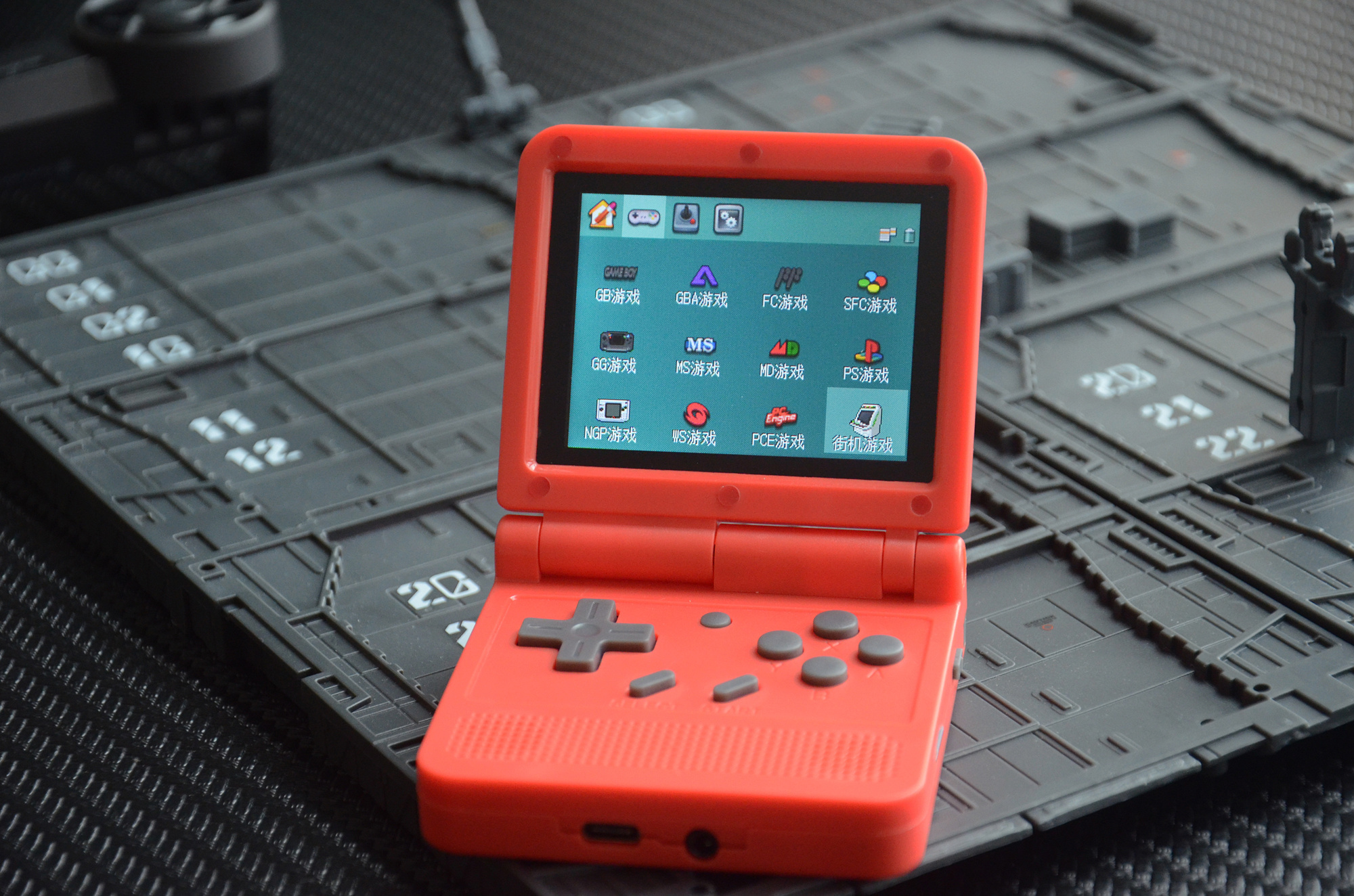 国产新款"开源掌机"评测:3.0英寸ips屏,翻盖造型设计