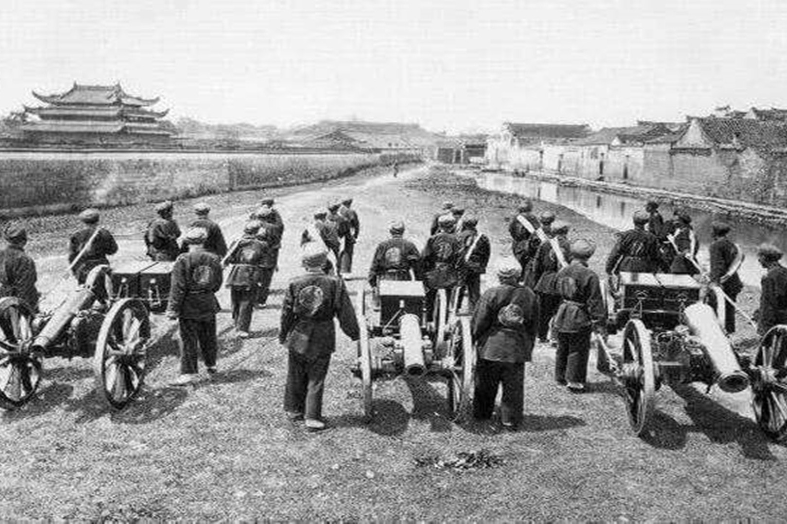 八国联军在天津发现了晚清军火库，打开一看里面的装备让人愤怒
