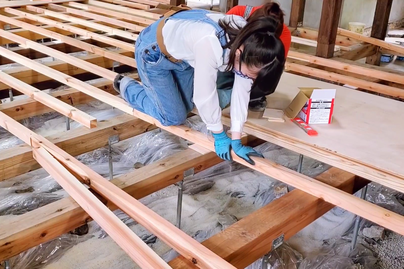 日本双胞胎姐妹工匠，安装茶室地板木架子，看起来绝对是专业的