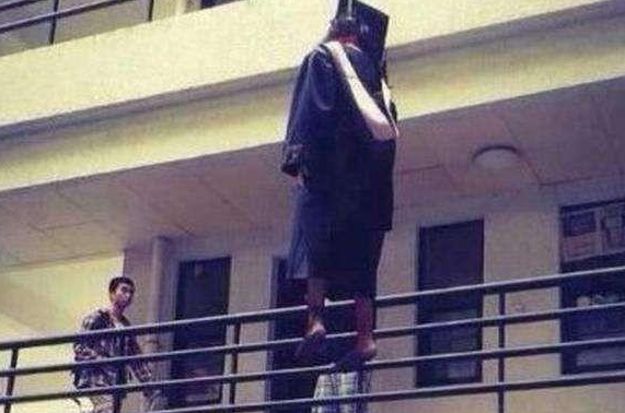 如果一个人上吊，然后突然反悔，能不能靠双臂的力量自救？__凤凰网