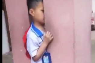 哭笑不得！熊孩子被卡住合集，让人心疼又好笑