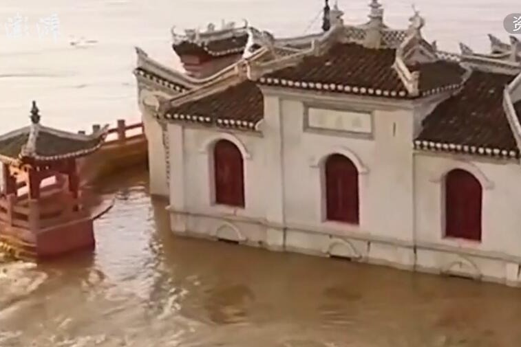“游泳五勇士”潜入被淹鄂州观音阁 市博物馆：已报警
