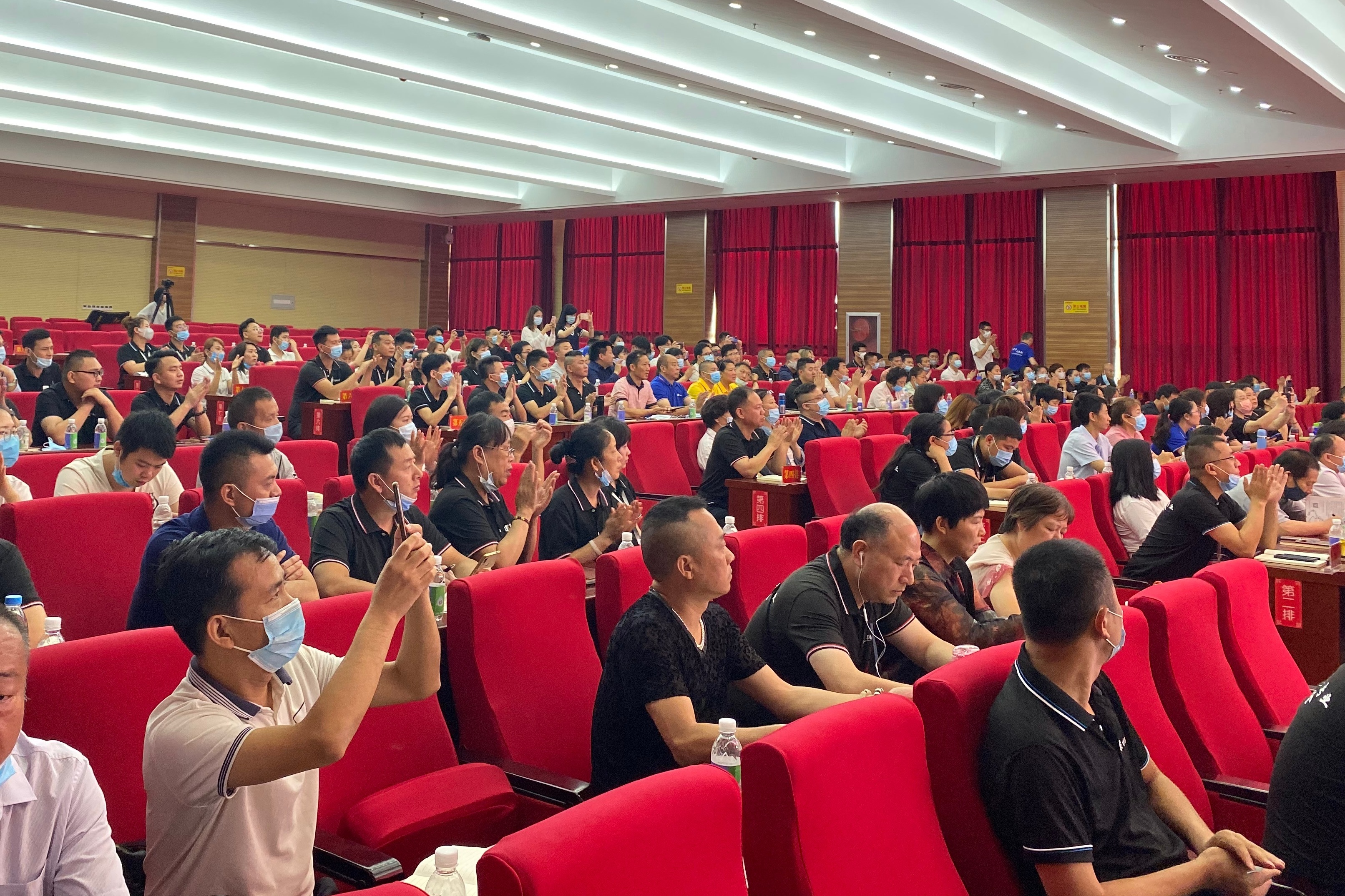 热烈庆祝中源乐充2020员工大会圆满举行