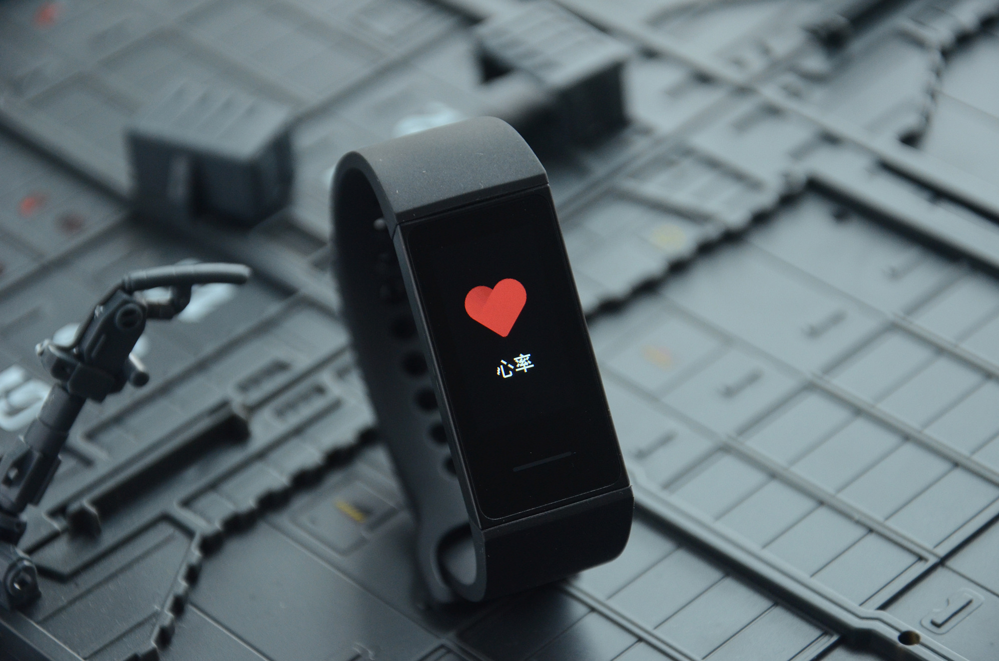 redmi首款智能手环评测:1.08英寸彩屏,usb直插充电