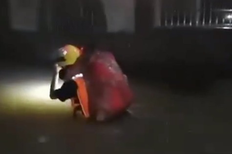 鹰潭：暴雨致多地内涝 消防连夜疏散被困群众