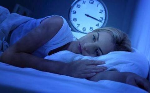 开水里偷偷放1勺它,肝火降了,失眠好了,人更显精神 __凤凰网