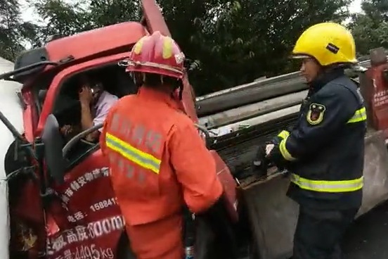 泸州：客车与货车相撞，3名被困人员被救出，多人受伤