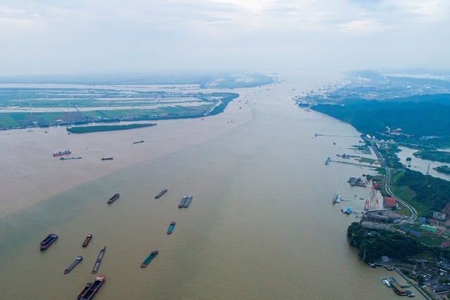 航拍长江与鄱阳湖交汇处 水位高涨逼近历史最高值
