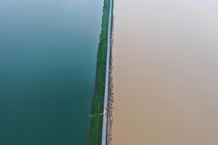 鄱阳湖水位暴涨破历史 一堤之隔泾渭分明