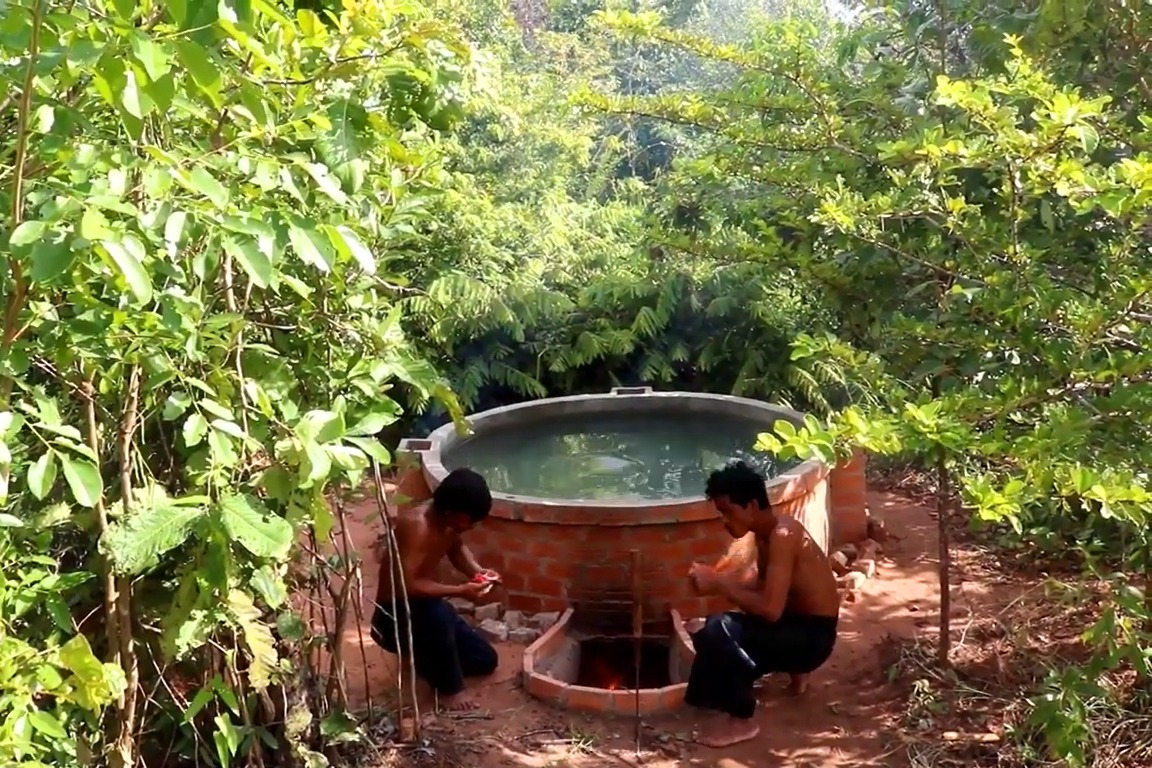 荒野生活，建造一个大型游泳池，下面还带烧火加热功能的