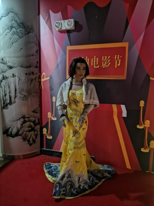 又见雷人蜡像！范冰冰蓬头垢面粗眉大眼，好似“女鬼”