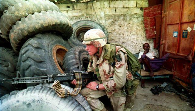 索马里拖行美国大兵图片