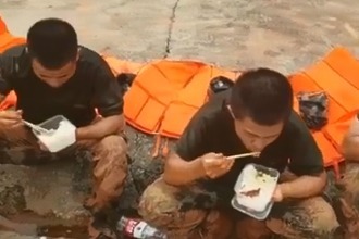 不赞网红不追星，只赞人民子弟兵！抗洪战士奋战8小时满身泥泞吃饭
