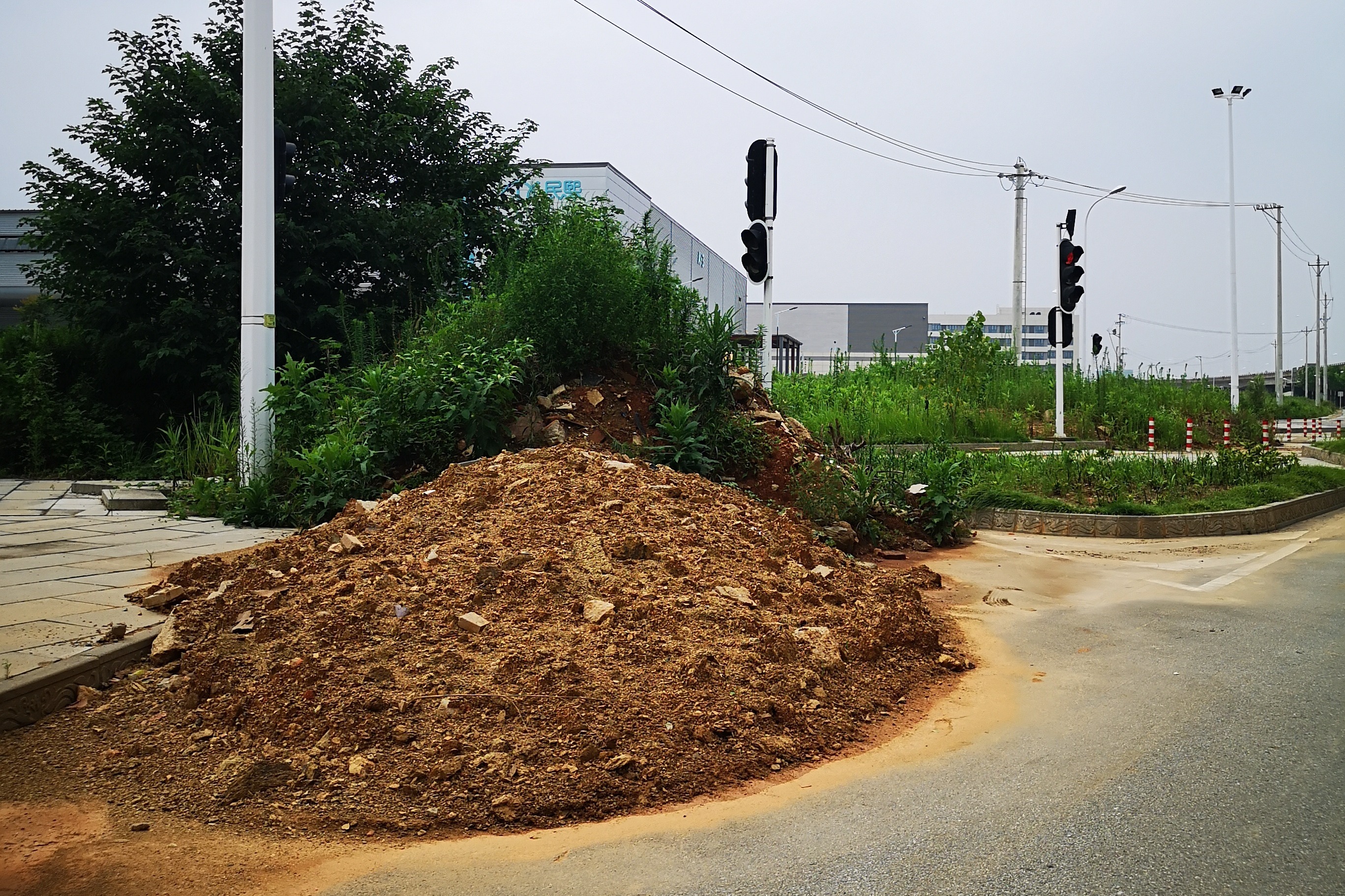 武漢東湖高新區五處彩泥堆積成土坡