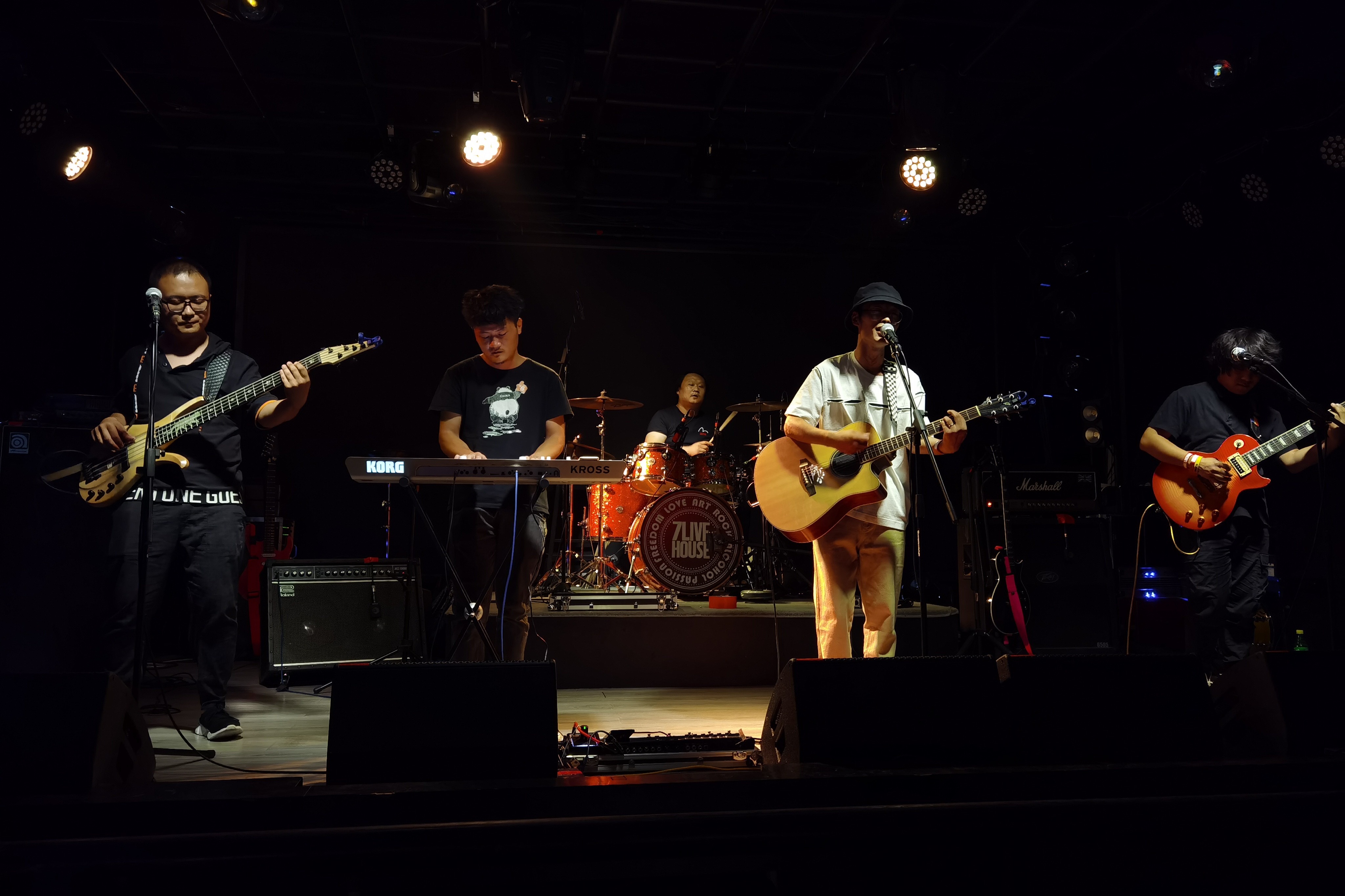 鸡蛋面乐队小郑州7livehouse现场演出