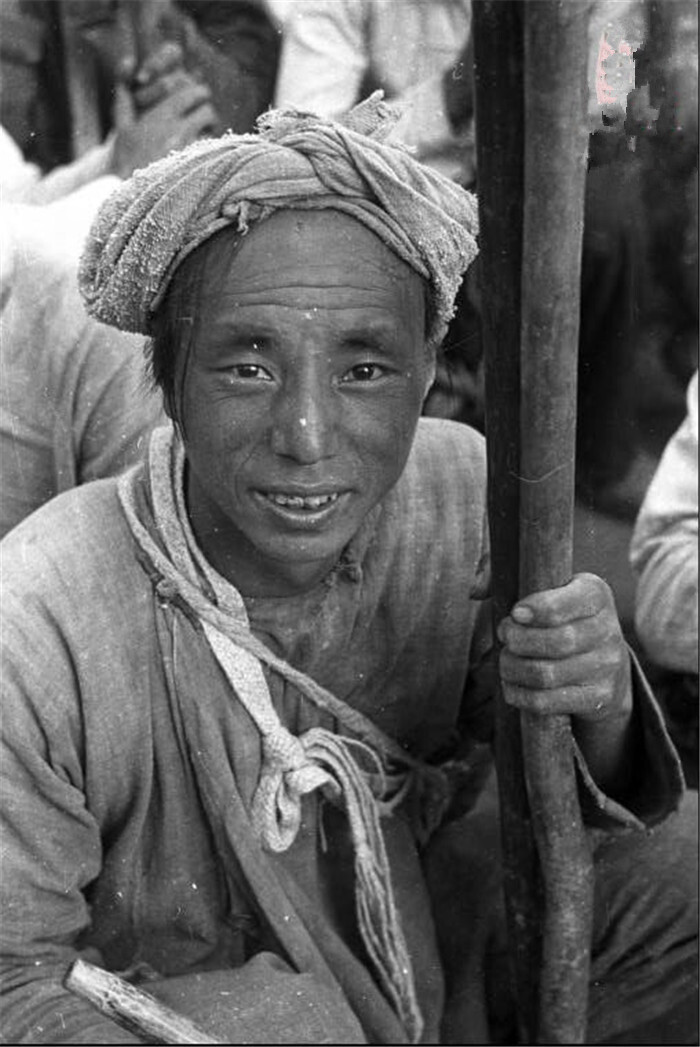 2:美国记者拍抗战时边区民兵,武器装备很落后,但是英勇抗日1,这是一组